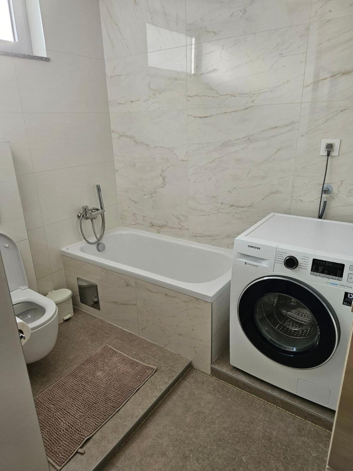 Apartman Centar Bulevar Ex Sa Garazom Banja Luka Eksteriør bilde